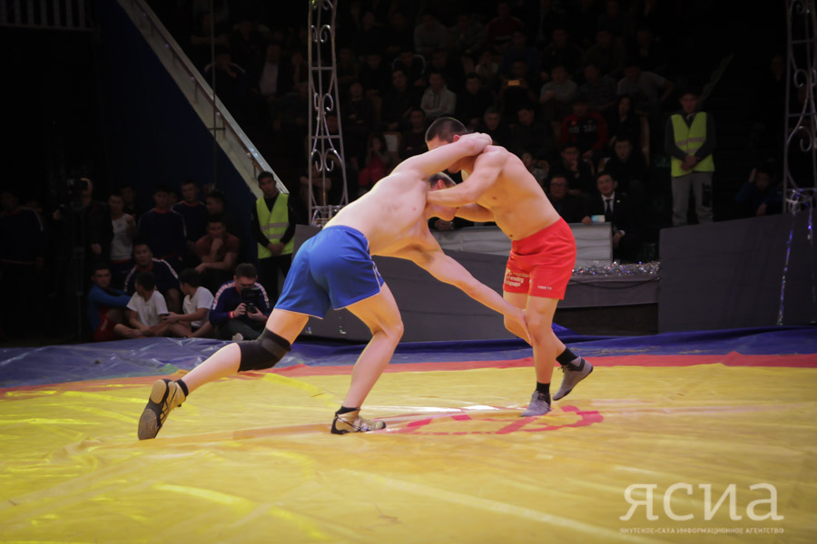 Photo from Khapsagai match. One wrestler attempts a leg grab.